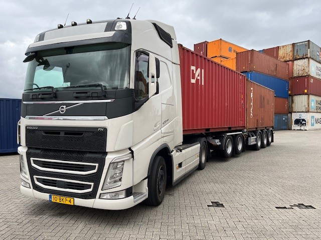 Vrachtwagen Roller Mode onderweg voor transport
